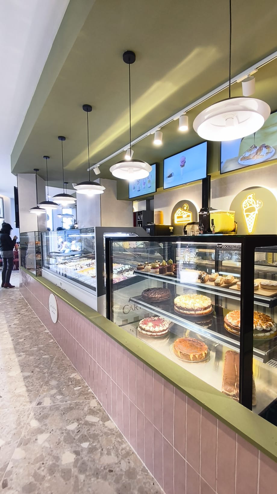 Vitrina de tartas y helados